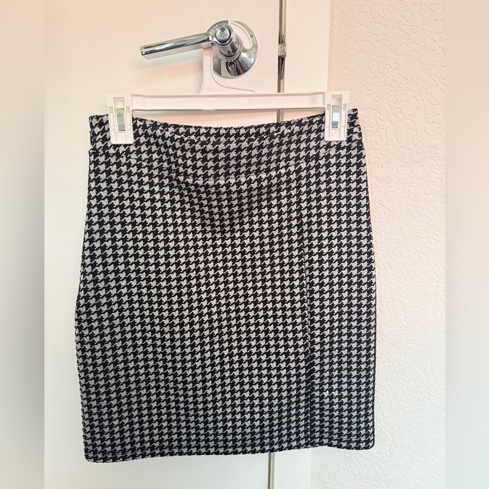 Classic Black and White Houndstooth Skirt